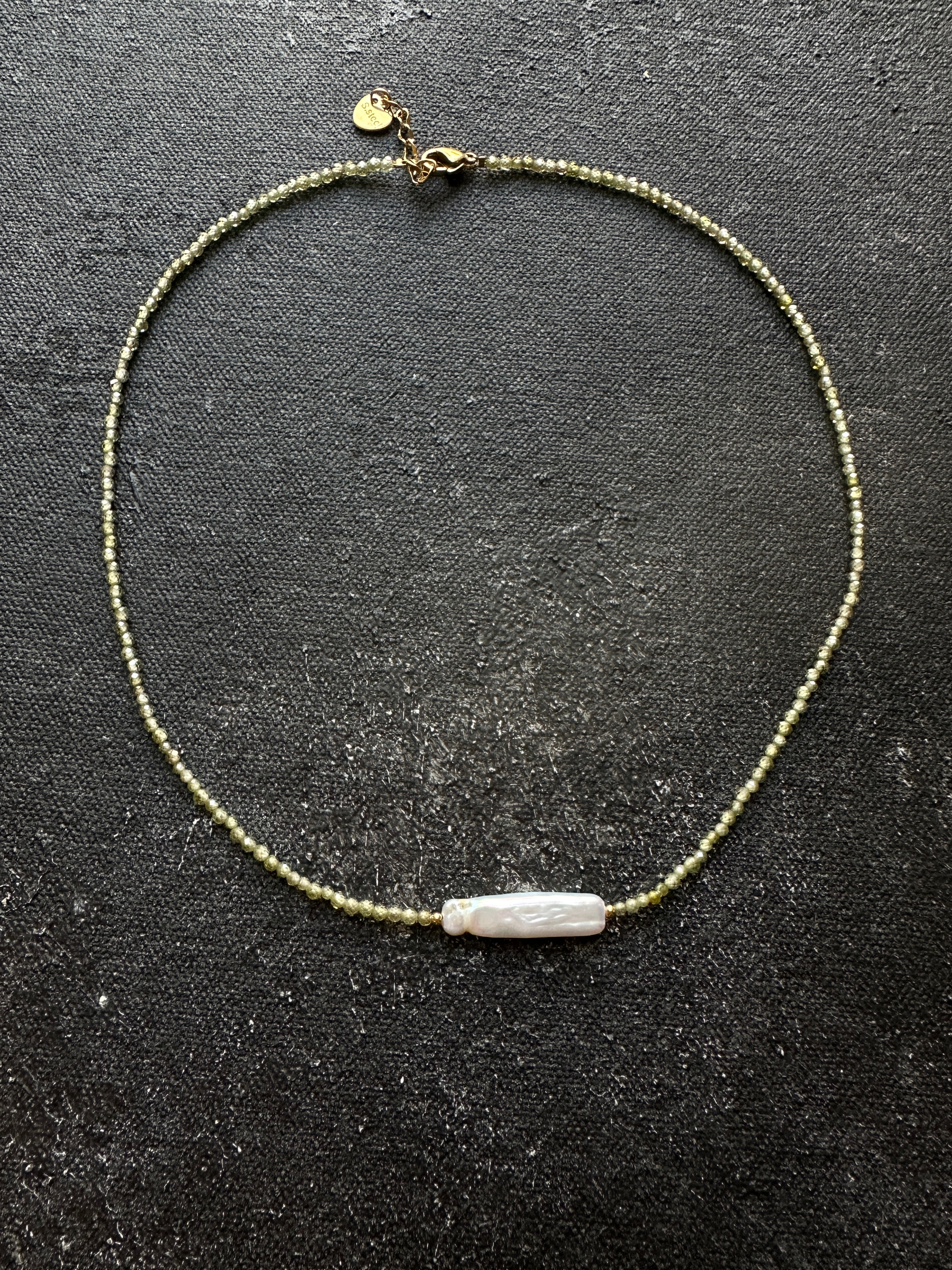 GREEN AND PEARL CHOKER