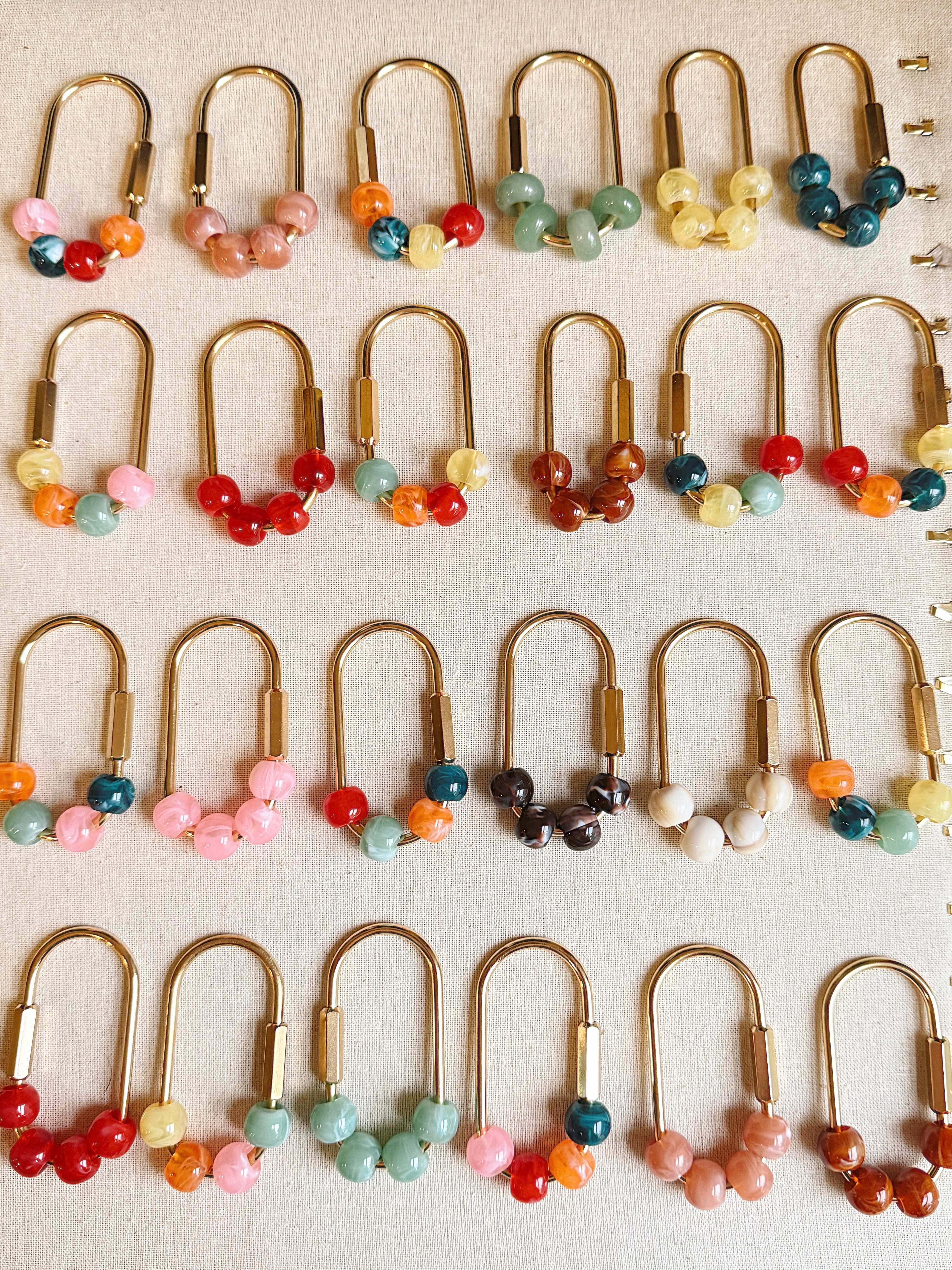 COLORFUL BAG CHARM W CHAIN