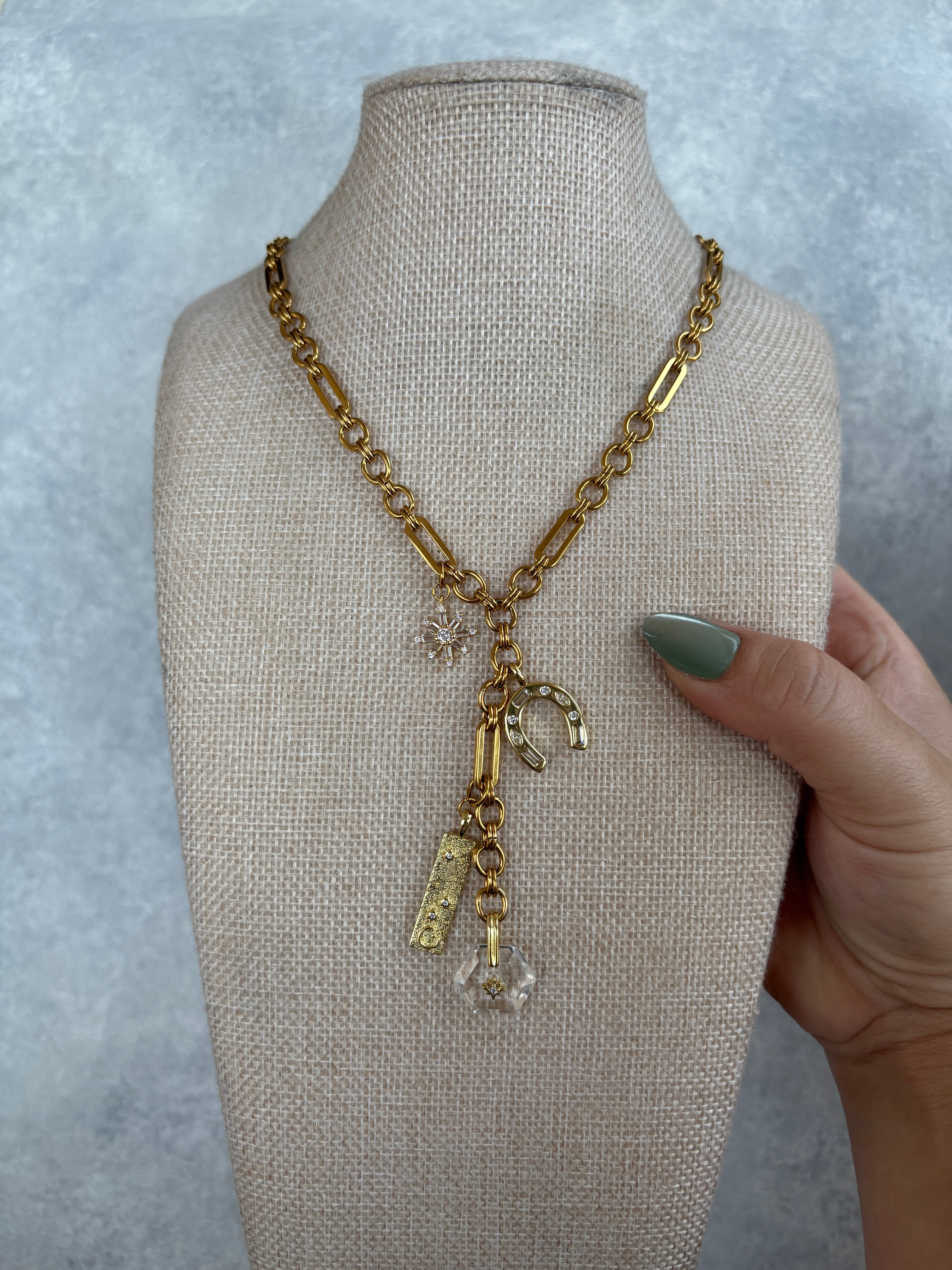 HORSESHOE LARIAT