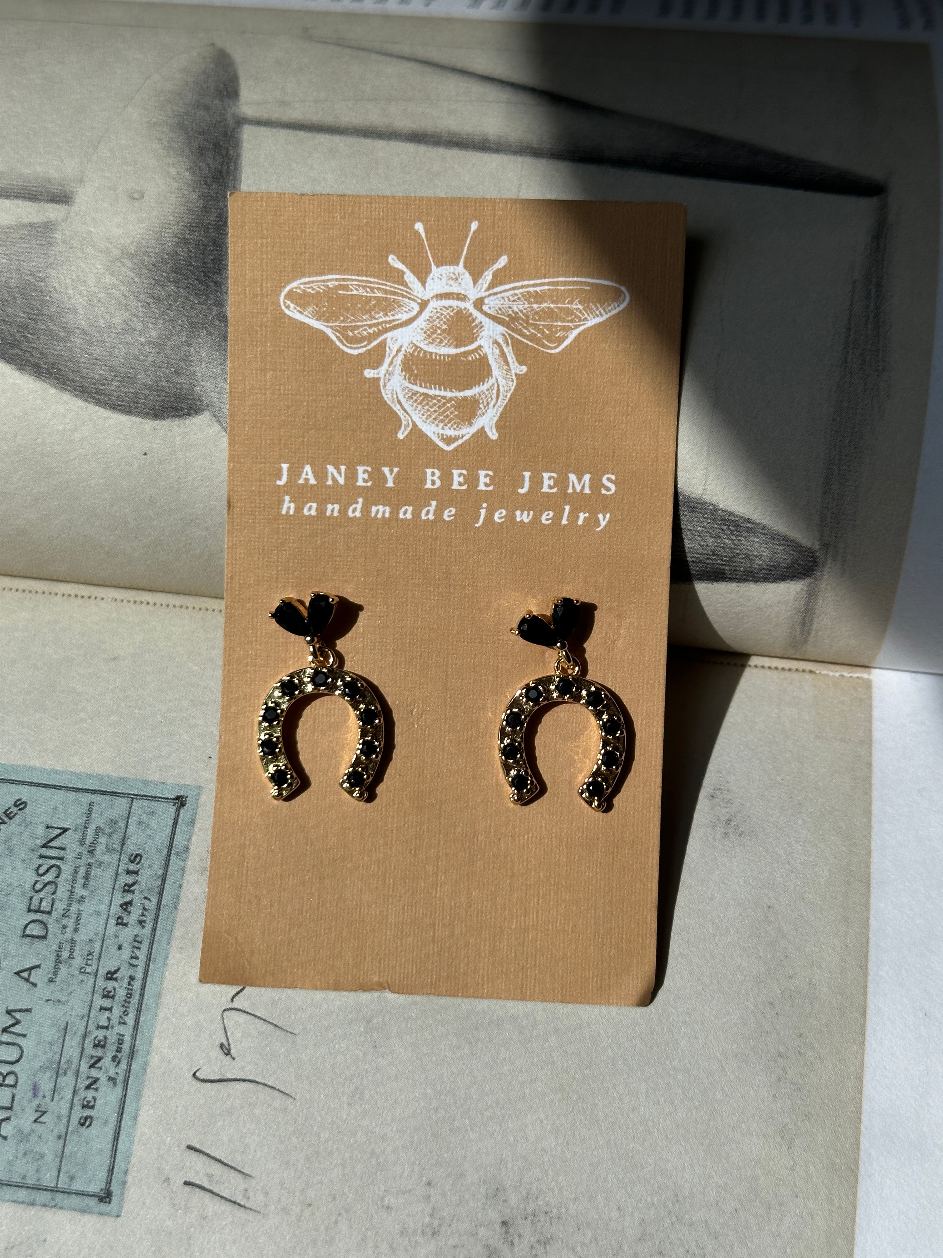 ONYX STUDDED HORSE SHOE DROPS