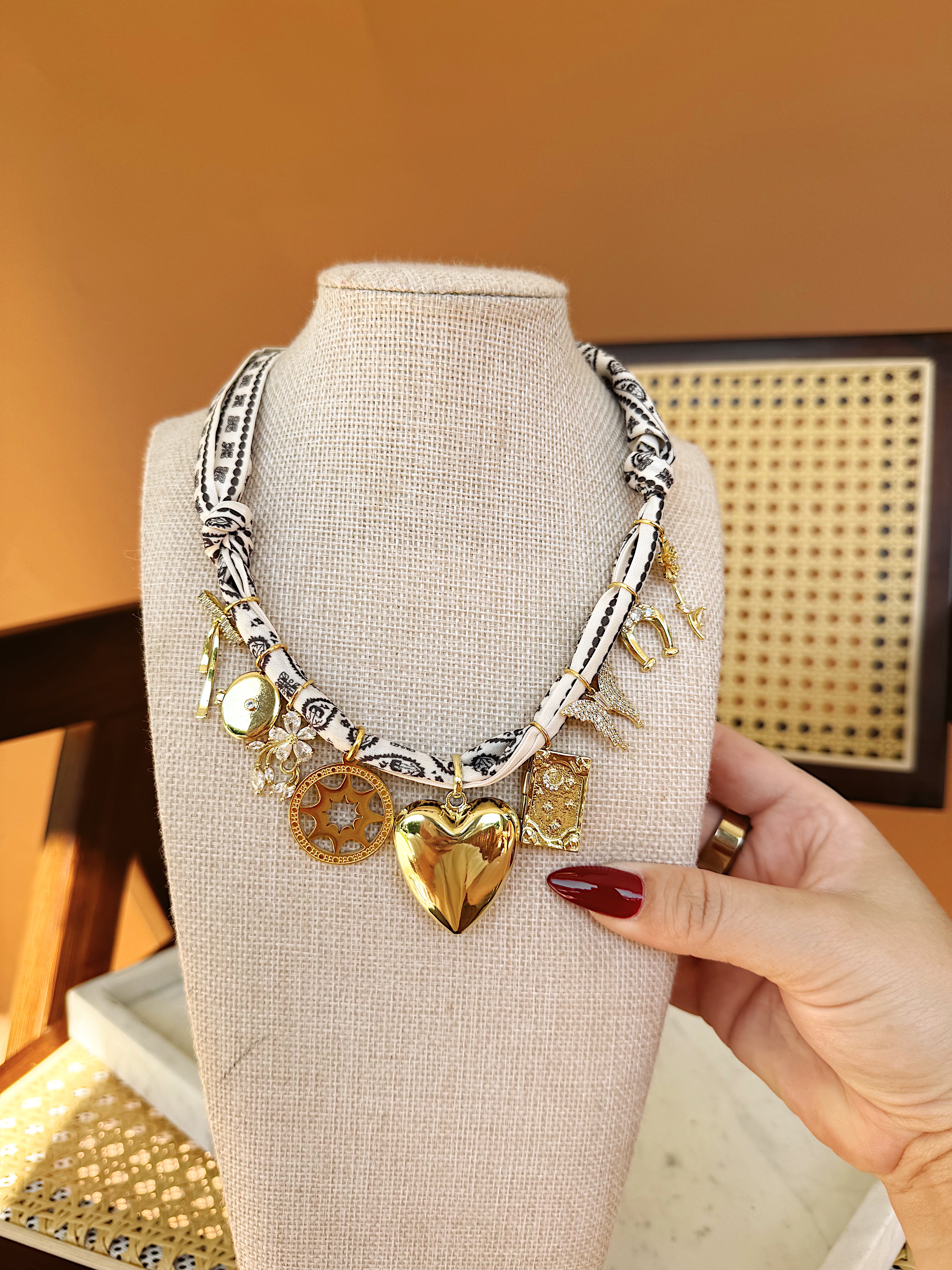 ALL THAT GLITTERS CHARM NECKLACE