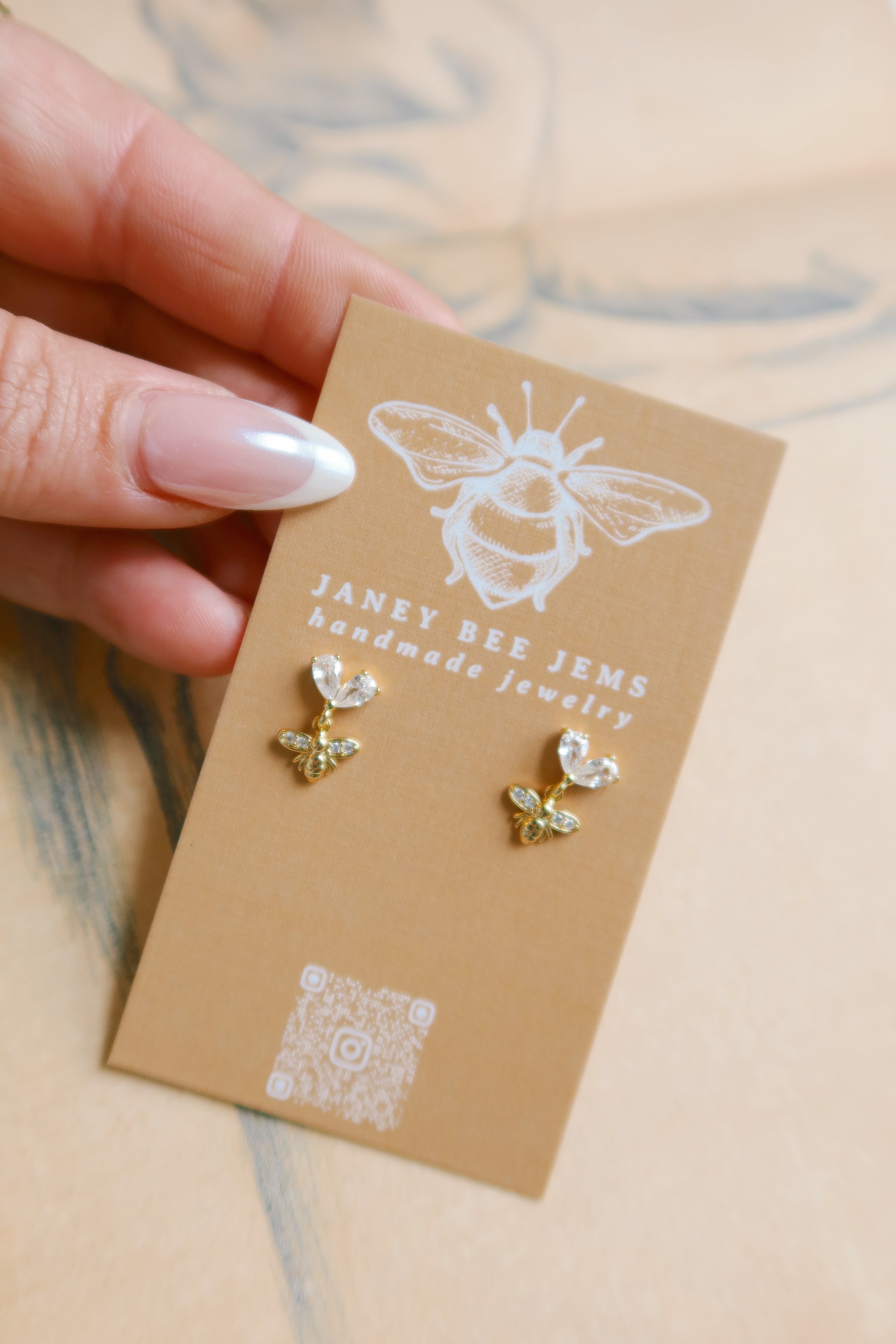 CLEAR BEE STUDS